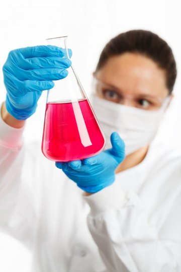 A picture of a chemist working in a laboratory.